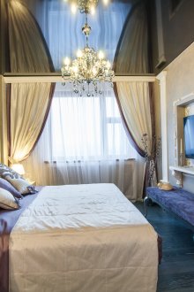 Μαύρο γυαλιστερό οροφή σε φωτεινό υπνοδωμάτιο