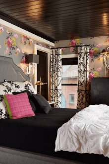 Μαύρη οροφή σε ένα άνετο υπνοδωμάτιο