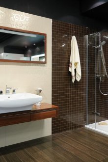 Μαύρη οροφή με προβολείς στο μπάνιο