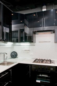 Μαύρη γυαλιστερή οροφή στην κουζίνα