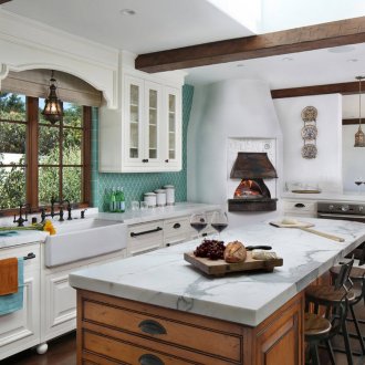 Λευκό, καφέ και πράσινο χρώμα στο εσωτερικό της ελληνικής κουζίνας