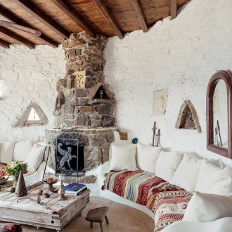 Καθιστικό με ελληνικό στιλ με ημικυκλικό καναπέ και ξύλινη οροφή