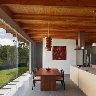 Υποστηρίζει τις δοκούς στην οροφή στο εσωτερικό