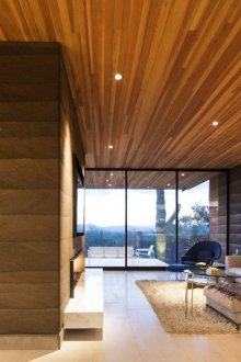 Όμορφη ξύλινη οροφή στο σπίτι