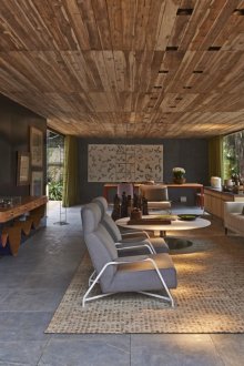 Ξύλινη φυσική οροφή στο σαλόνι