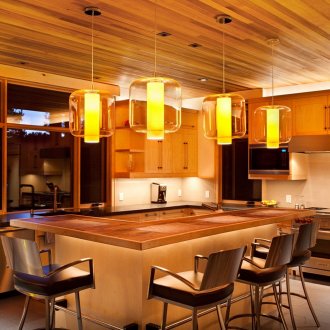 Ξύλινη οροφή στην κουζίνα με μπαρ για πρωινό