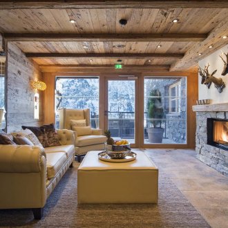 Οροφή από φυσικό ξύλο στο σαλόνι με τζάκι