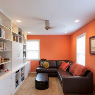 Πορτοκαλί και λευκό καθιστικό