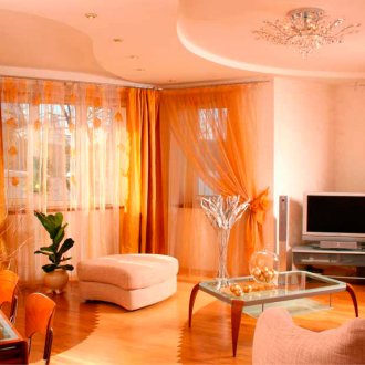 Πορτοκαλί και λευκό καθιστικό με όμορφες κουρτίνες