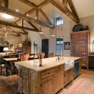 Ξύλινα δοκάρια στην οροφή στο εσωτερικό του σπιτιού