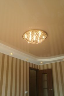 Μπεζ και λευκή κλιμακωτή οροφή