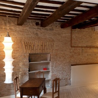 Σκούρο ξύλινο δοκάρια σε μια λευκή οροφή