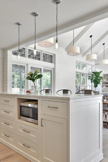 Συνδυασμένη φωτεινή κουζίνα με ένα νησί σε ένα ιδιωτικό σπίτι