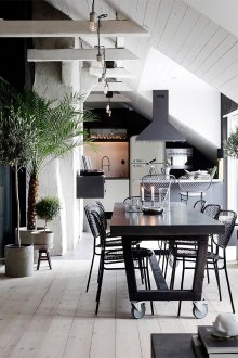 Κομψή συνδυασμένη μαύρη και λευκή κουζίνα