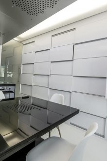 Μαύρη και λευκή κουζίνα με ένα νησί στο ύφος του μινιμαλισμού.