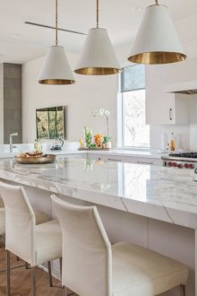 Διακριτικό μοντέρνο στο εσωτερικό της κουζίνας σε ένα εξοχικό σπίτι