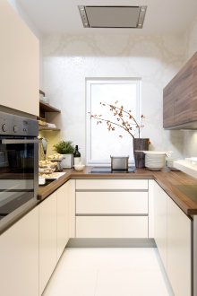 Μοντέρνα στενή κουζίνα σε ιδιωτικό σπίτι