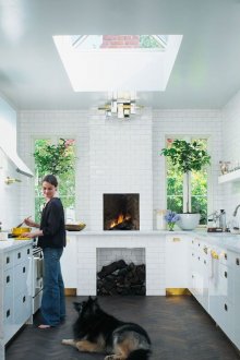 Στενή λευκή κουζίνα με σόμπα σε ιδιωτικό σπίτι