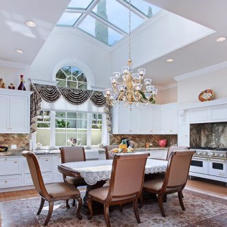 Κλασική πλατεία κουζίνα με όμορφη οροφή