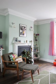 Όμορφο καθιστικό με τοίχους με μέντα