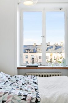 Νομισματοκοπία σε ένα φωτεινό υπνοδωμάτιο