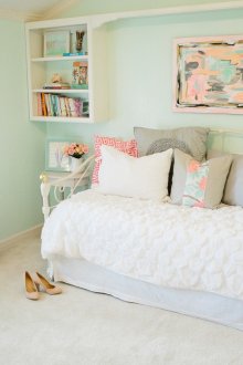 Τα τείχη νομισματοκοπείου σε ένα φωτεινό σαλόνι