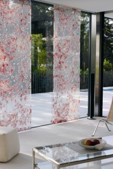 Χαριτωμένες ημιδιαφανείς ιαπωνικές κουρτίνες στο σαλόνι