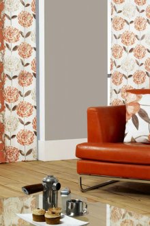 Floral ιαπωνικές κουρτίνες σε πορτοκαλί τόνους στο σαλόνι