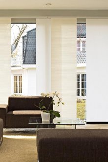 Μπεζ και λευκές ιαπωνικές κουρτίνες στο σαλόνι