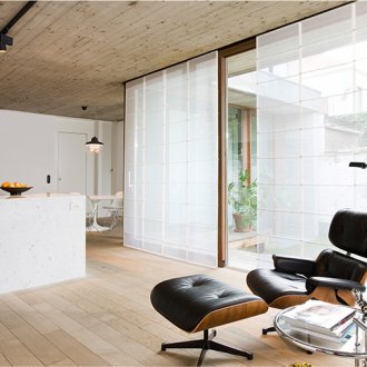 Λευκές ημιδιαφανείς ιαπωνικές κουρτίνες στην κουζίνα