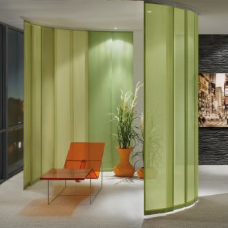 Ανοιχτό πράσινο ιαπωνικές κουρτίνες στο σαλόνι για να χωρίσετε ένα απομονωμένο καθιστικό