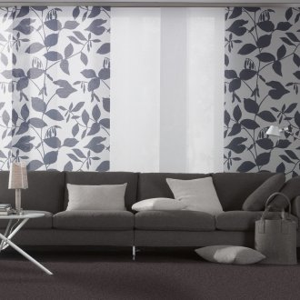 Λευκές και γκρίζες ιαπωνικές κουρτίνες στο σαλόνι