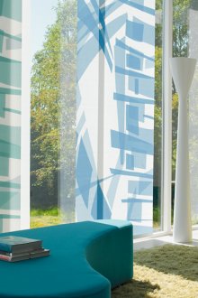 Φωτεινές πολύχρωμες ιαπωνικές κουρτίνες στο σαλόνι