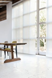 Λευκές ιαπωνικές κουρτίνες σε ένα μεγάλο σαλόνι