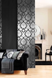 Κομψά μαύρα ιαπωνικά κουρτίνες για να χωρίσετε το χώρο στο σαλόνι