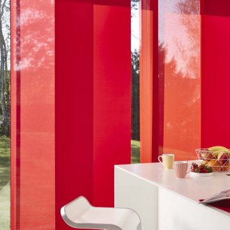 Κόκκινες ιαπωνικές κουρτίνες στην κουζίνα