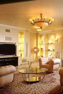 Κλασικοί πολυέλαιοι, απλίκες τοίχου και φώτα ραφιών στο σαλόνι