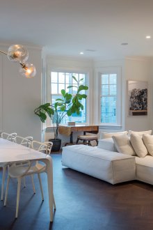 Ασυνήθιστος πολυέλαιος και φωτιστικά στο συνδυασμένο σαλόνι