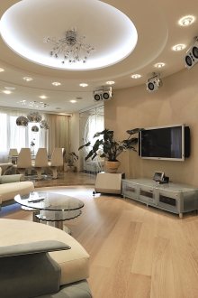 Πολυεπίπεδο φωτισμός σε ένα μεγάλο σαλόνι