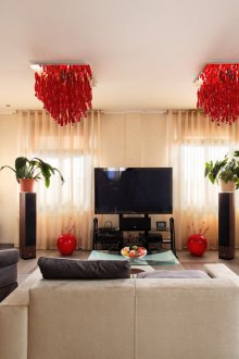 Φωτεινό κόκκινο πολυέλαιοι στο σαλόνι