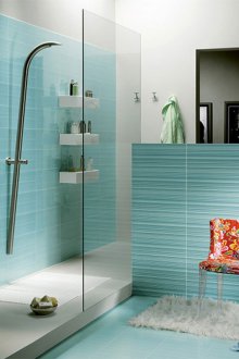 Μπάνιο με μπλε ντους