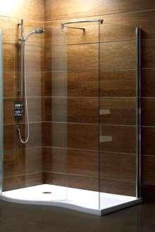 Ντους στο εσωτερικό του μπάνιου κάτω από το δέντρο