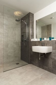 Παστέλ χρώματος μπάνιο με ντους