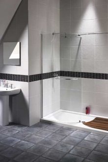 Κλασική ντουζιέρα με επένδυση σε απλό μπάνιο