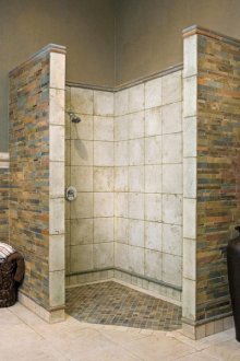 Ντους με πέτρινη επένδυση