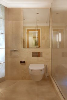 Εσωτερικό μπάνιο με ντους