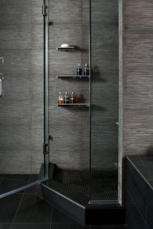 Μικρή καμπίνα ντους σε σκοτεινό εσωτερικό χώρο