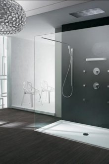 Εξαιρετικά μακρύ ντους στο μπάνιο