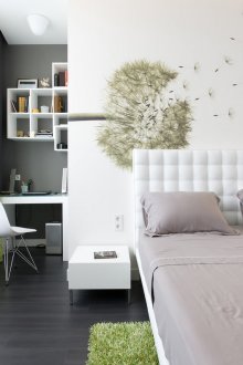 Μικρός χώρος εργασίας στη γωνία της κρεβατοκάμαρας