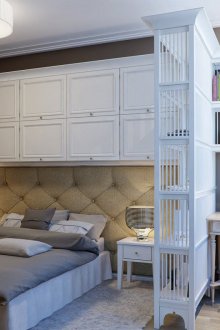 Διαχωρισμός με ράφια για τη διαίρεση του υπνοδωματίου και του χώρου εργασίας